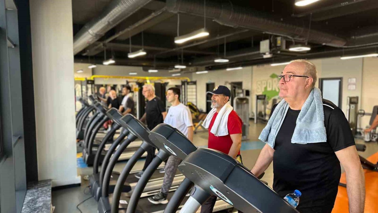 70 yaşındaki ihtiyar delikanlılar sporda gençlere taş çıkartıyor