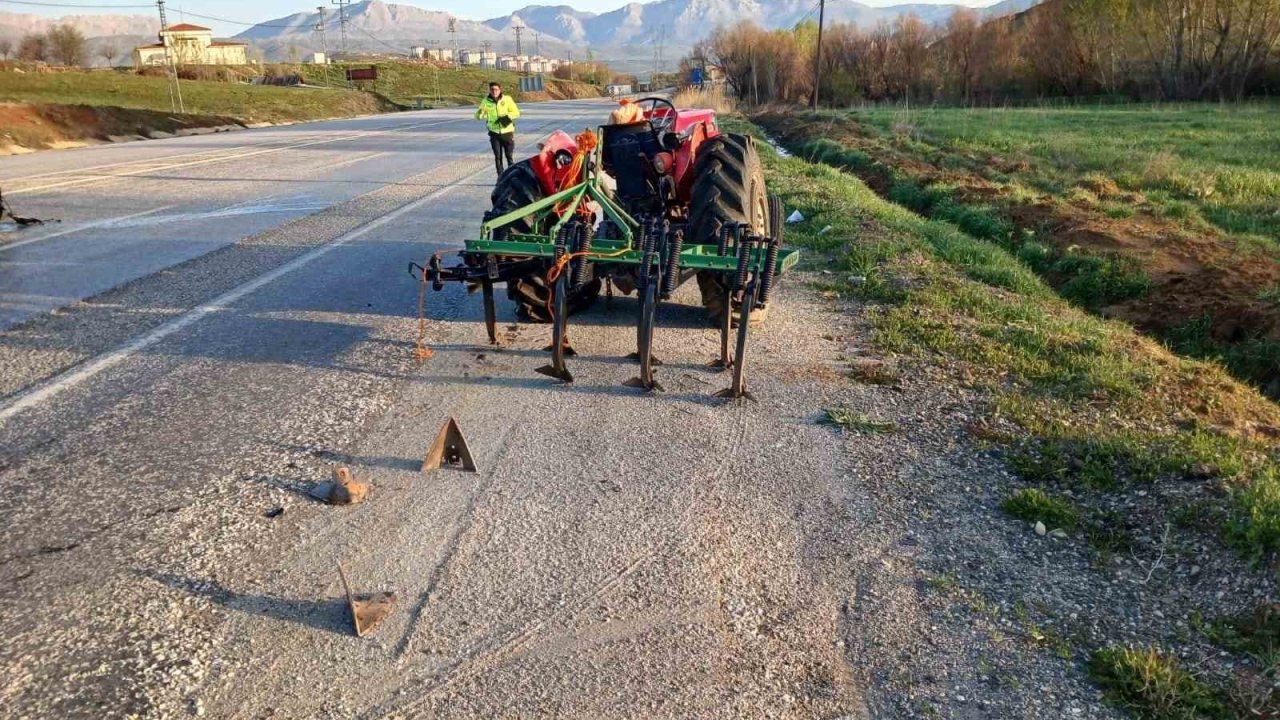 Traktöre arkadan çarpan otomobilde sürücü yaralandı