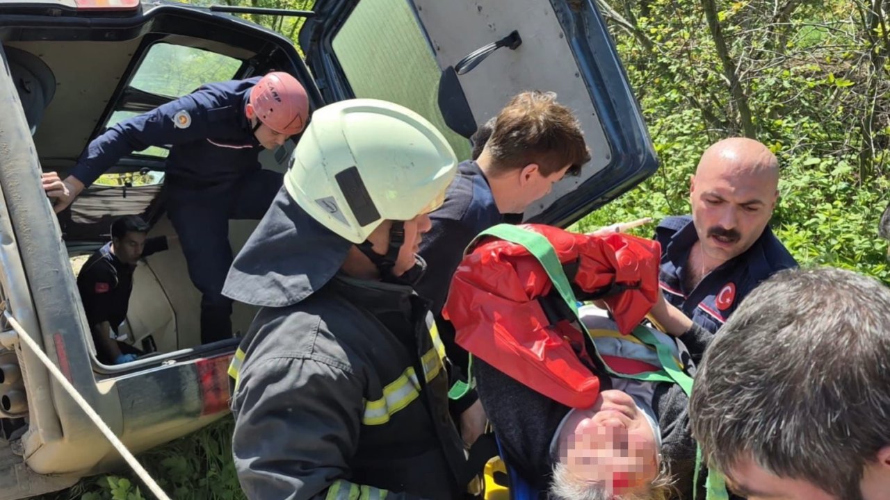 Kontrolden çıkan hafif ticari araç devrildi: 2 yaralı