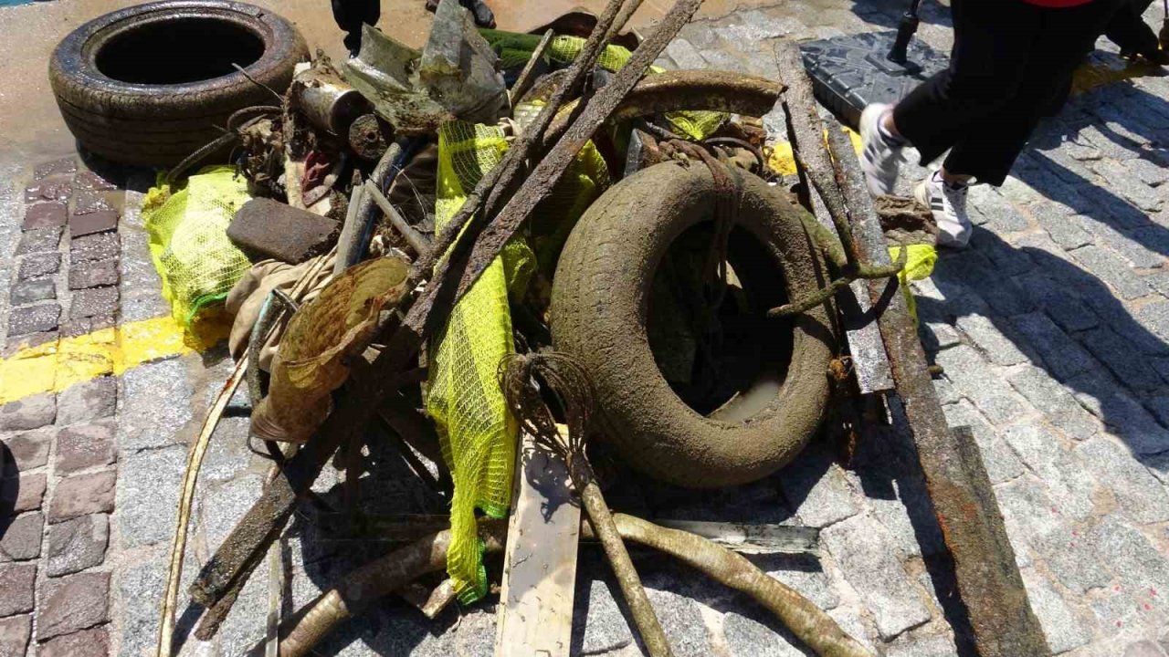 Antalya’da 35 gönüllü dalgıç denizin dibini temizledi, çıkanlar pes dedirtti