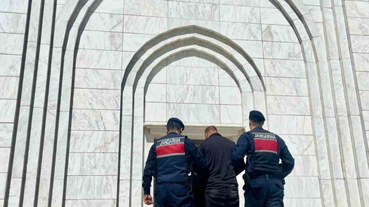 Aranan şahıs jandarmadan kaçamadı