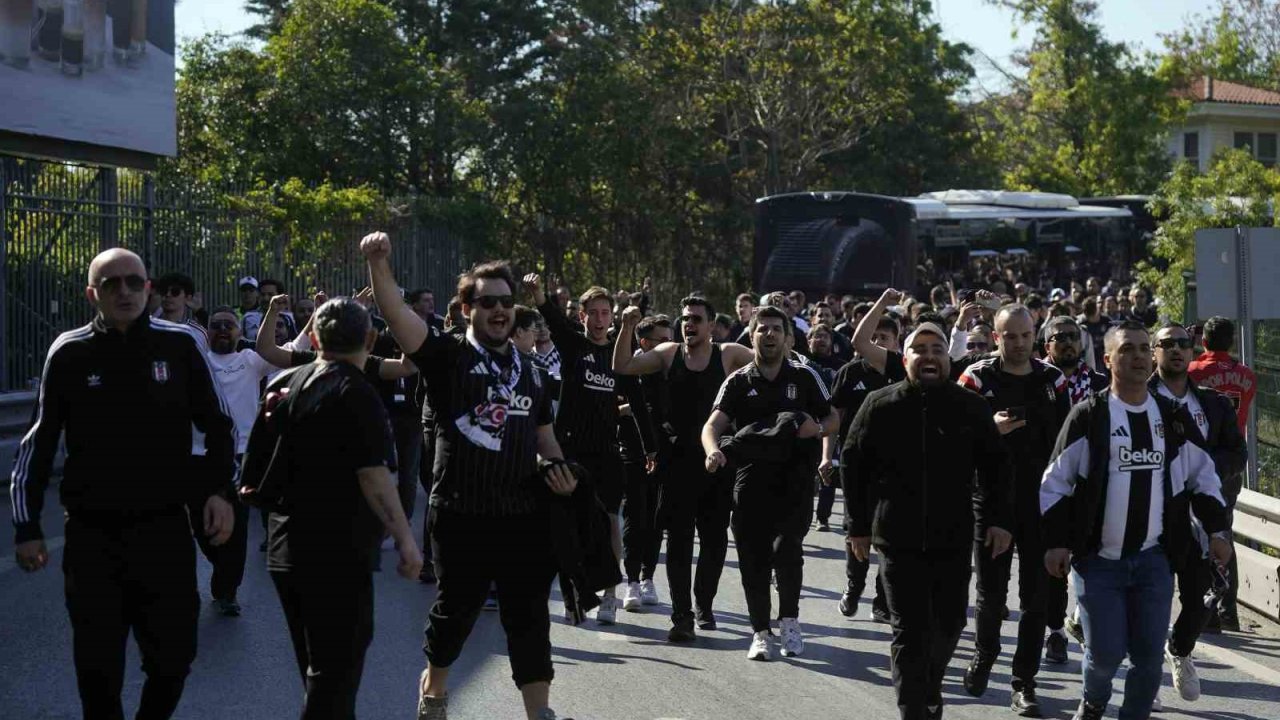 Beşiktaş taraftarı stada geldi