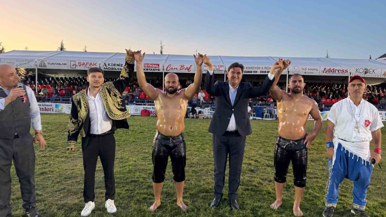 Fethiye’de yağlı güreşlerin kazananı Feyzullah Aktürk oldu