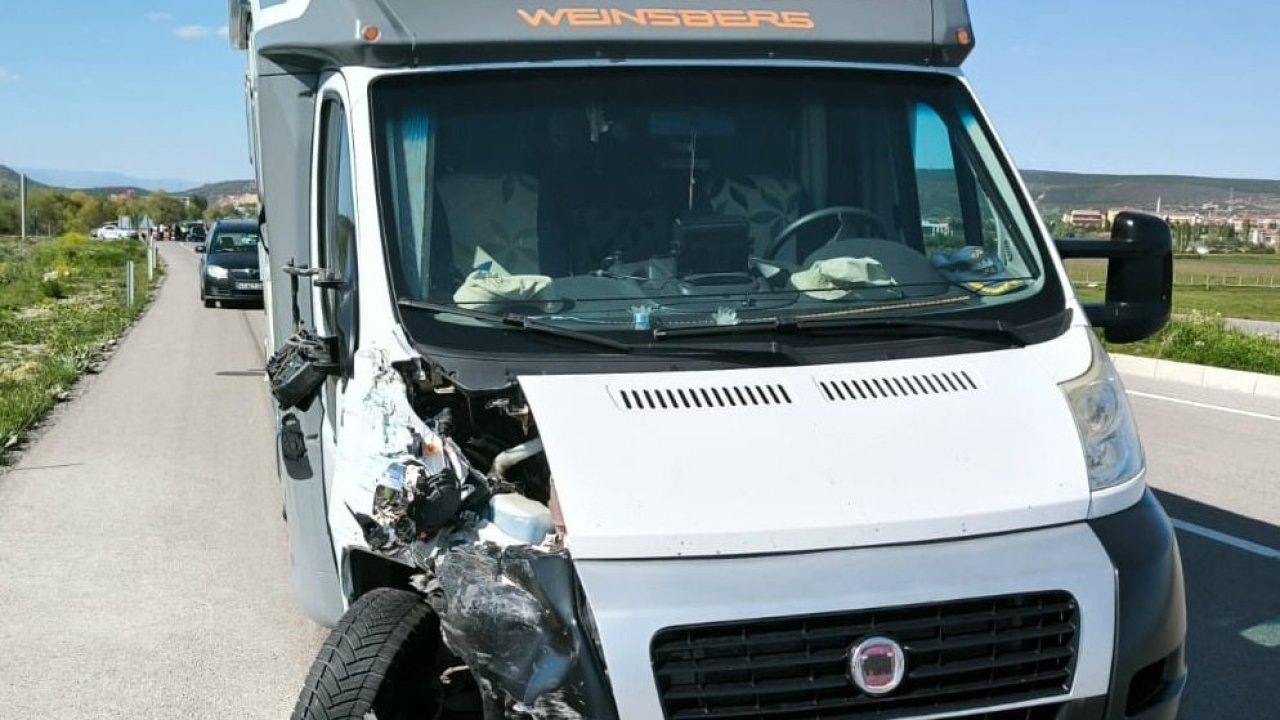 Tavşanlı’da karavan ile minibüs çarpıştı: 1 yaralı