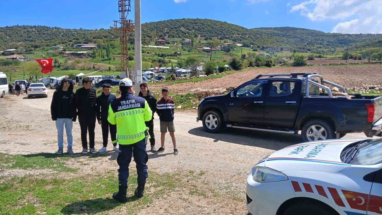 Jandarma, vatandaşlara trafik kurallarını anlattı