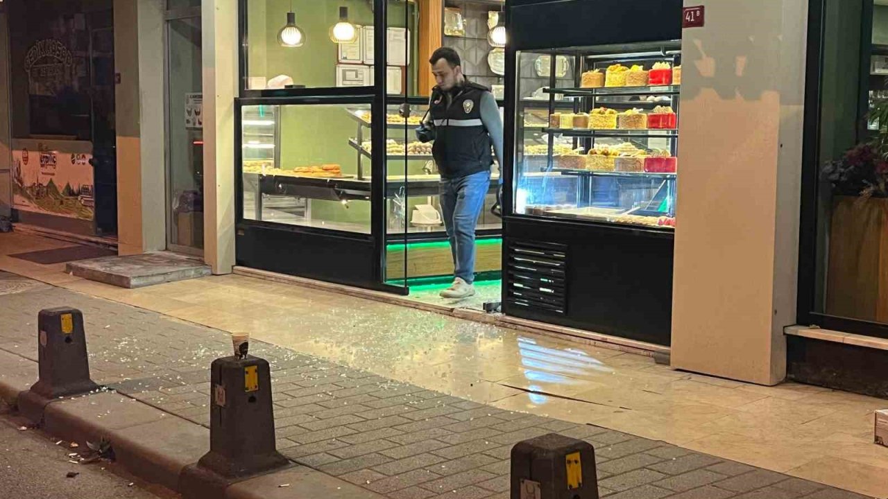 Gaziosmanpaşa’da husumetlisinden kaçarak kafeye saklanan genç, silahlı saldırıda yaralandı