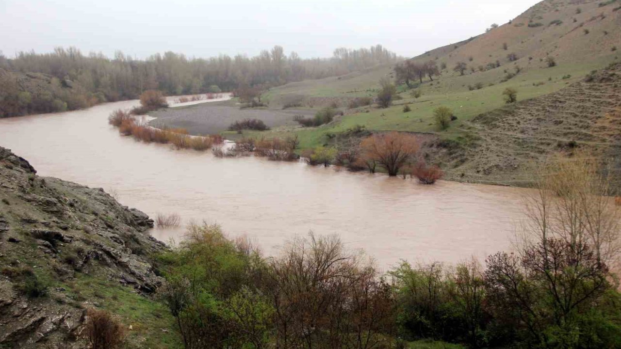 Erzincan’da Karasu ve Fırat Nehri’nin debisi arttı