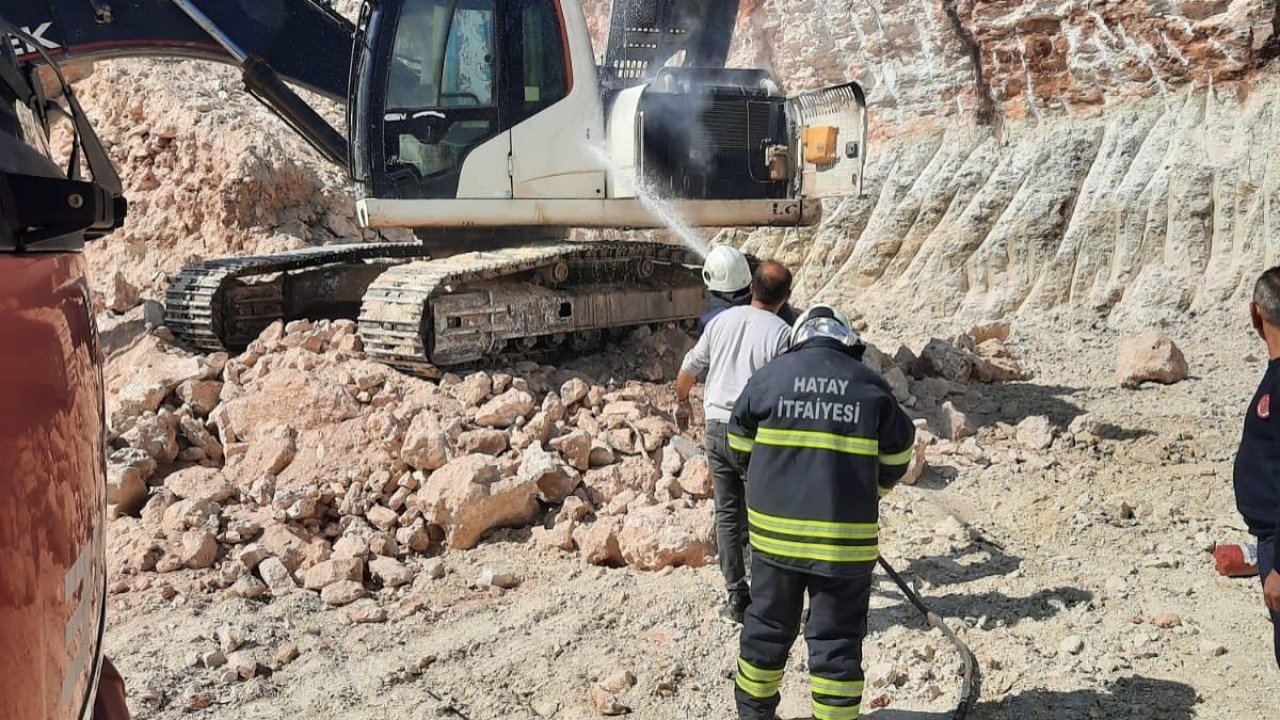 Altınözü’nde iş makinesi yangını