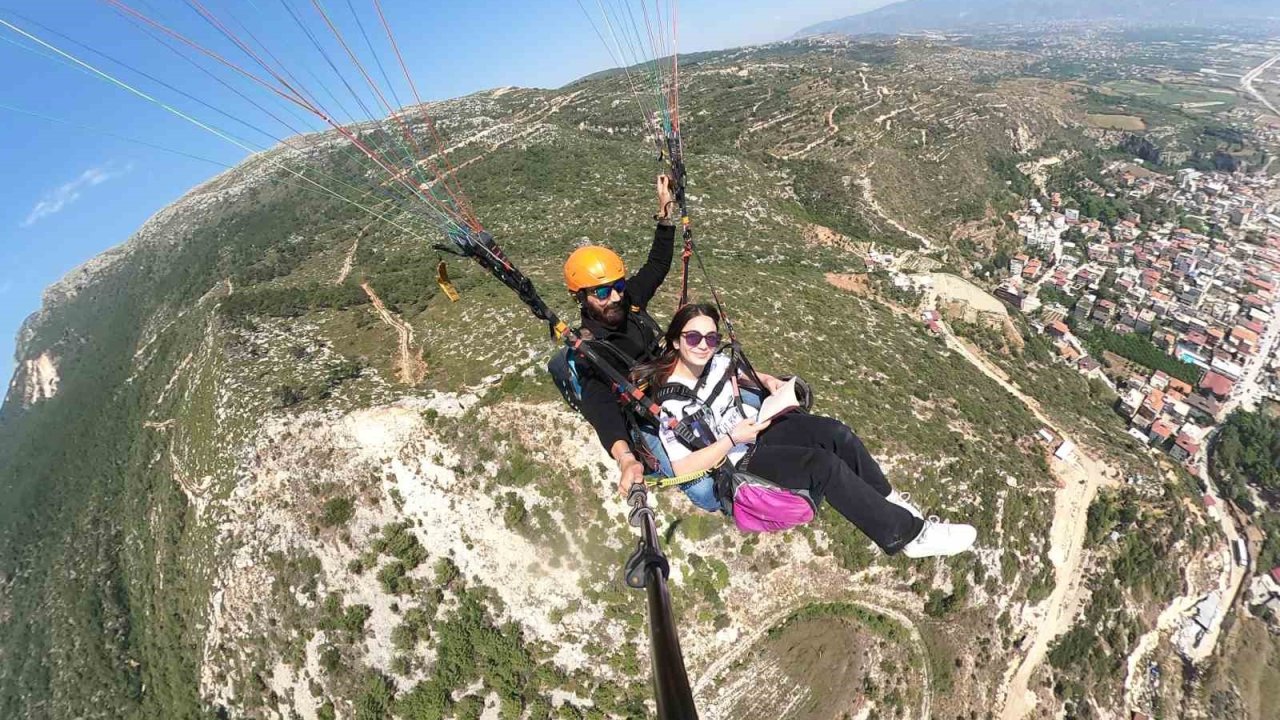 İlk kez paraşütle uçmanın keyfini yaşayan depremzede çocuklar, metrelerce yüksekte kitap okudular