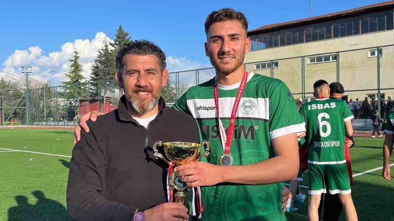 Son dakikada golü atıp takımı şampiyon yaptı, antrenör babasına koştu