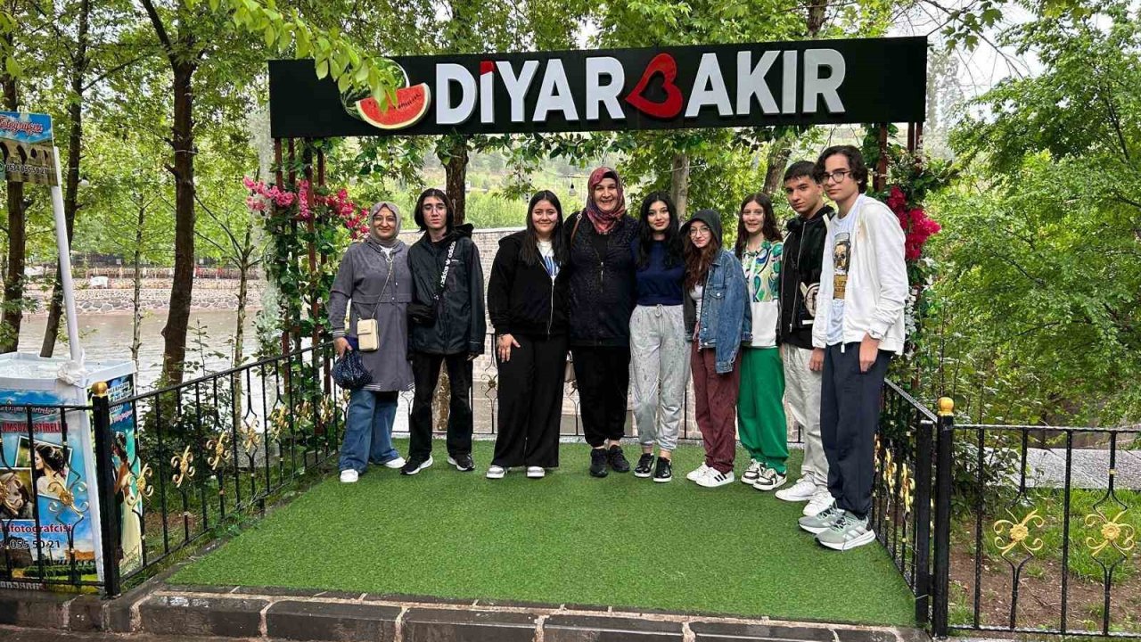 Cumhuriyet Üniversitesi Vakfı Okulları öğrencileri gezerek öğreniyor