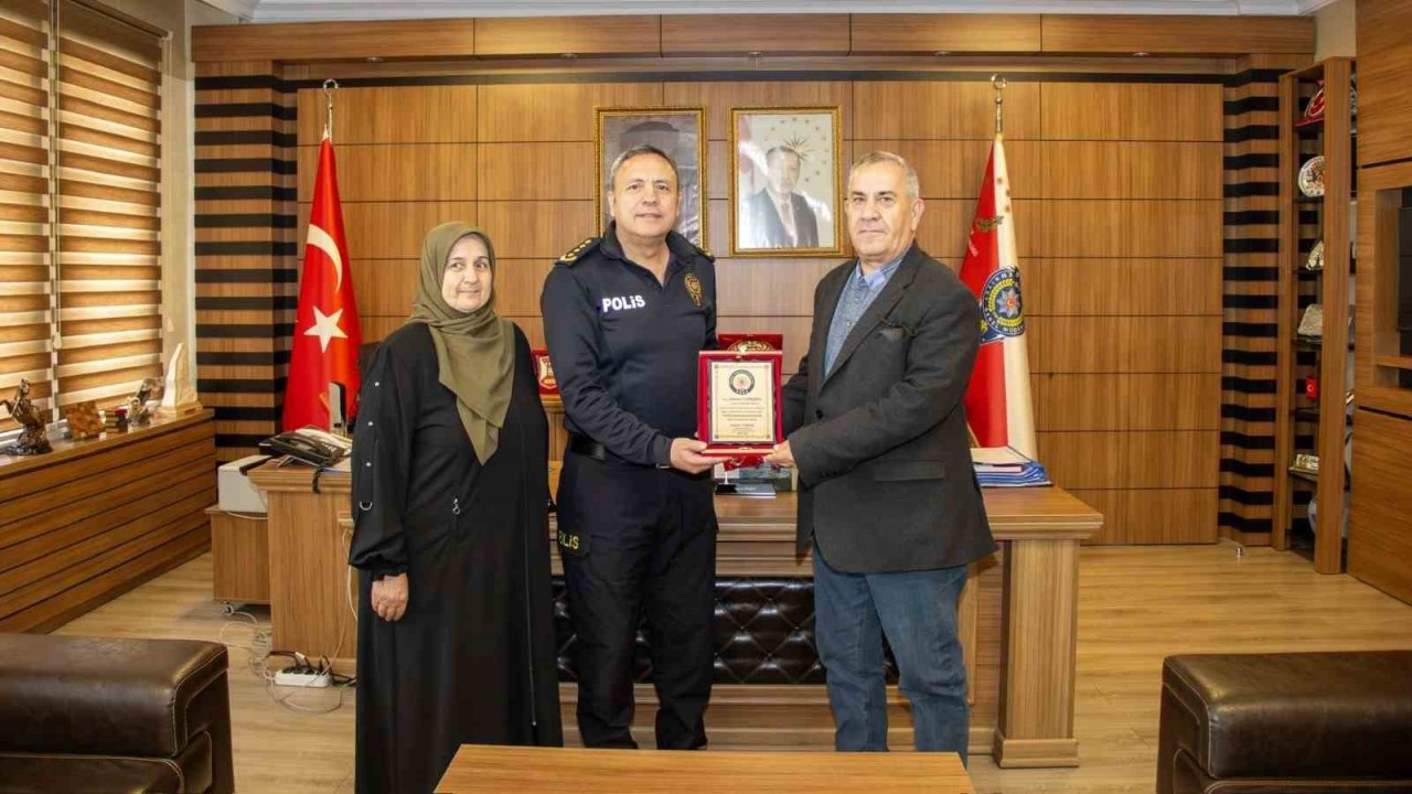 Emekliye ayrılan meslektaşına vefa plaketi