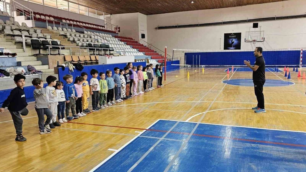 Bilecik anaokulu minikleri voleybol ile tanıştı