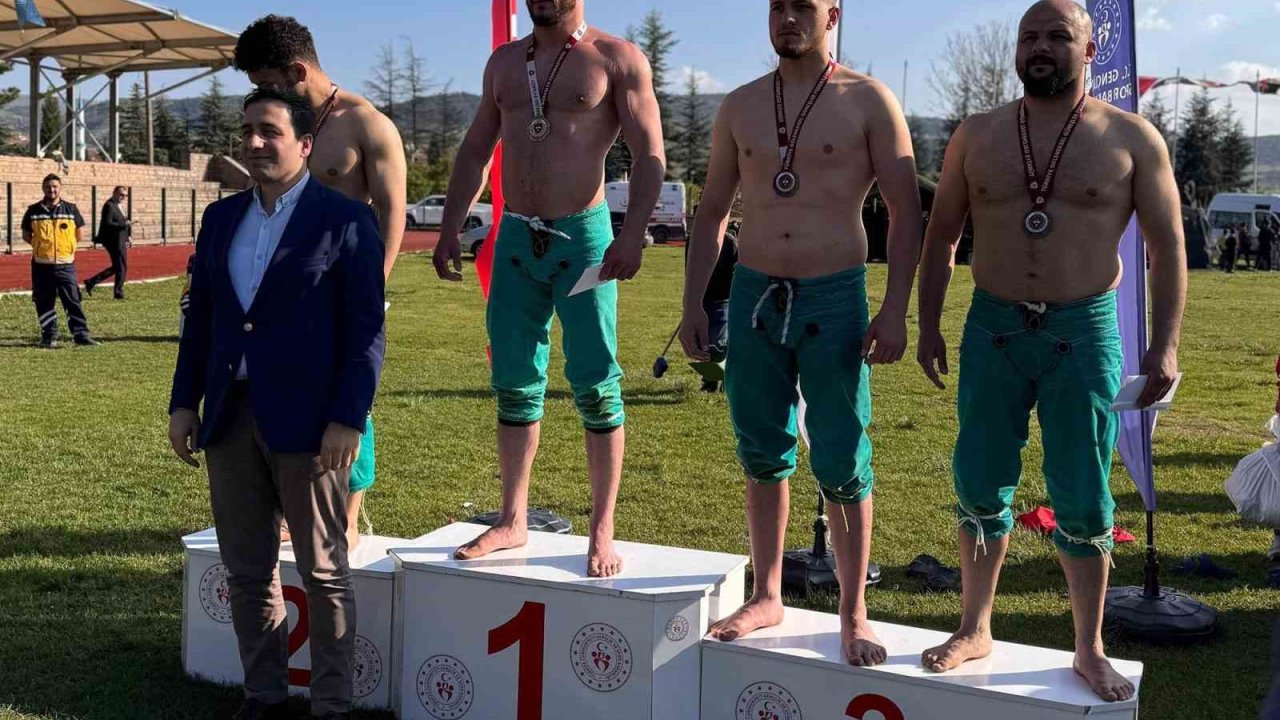 Sakarya Büyükşehirli pehlivanlardan Bilecik’te bir altın bir gümüş madalya