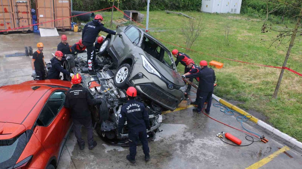 Sakarya Büyükşehir itfaiyesi eğitimlerle farklı şehirlerin adresi oluyor