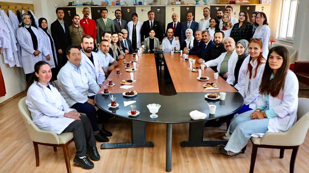 Vali Aydoğdu Gül-Celal Toraman Mesleki ve Teknik Anadolu Lisesi öğretmenleriyle bir araya geldi