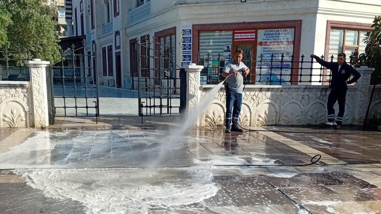 Didim’de caddeler köpükle temizlendi