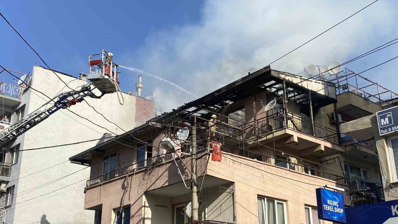 İzmir’de çatı yangını