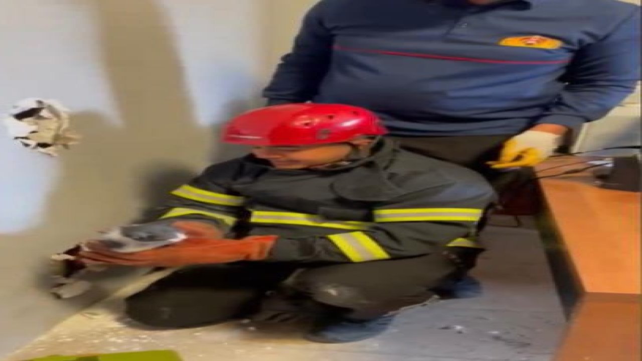 Osmaniye’de mahsur kalan yavru kedileri itfaiye ekipleri kurtardı