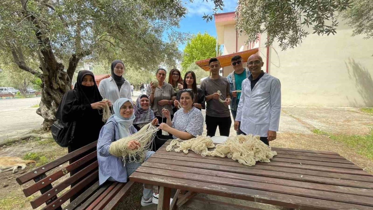 TAB öğrencileri geleneksel yöntemlerle yün ipliğini renklendirdi