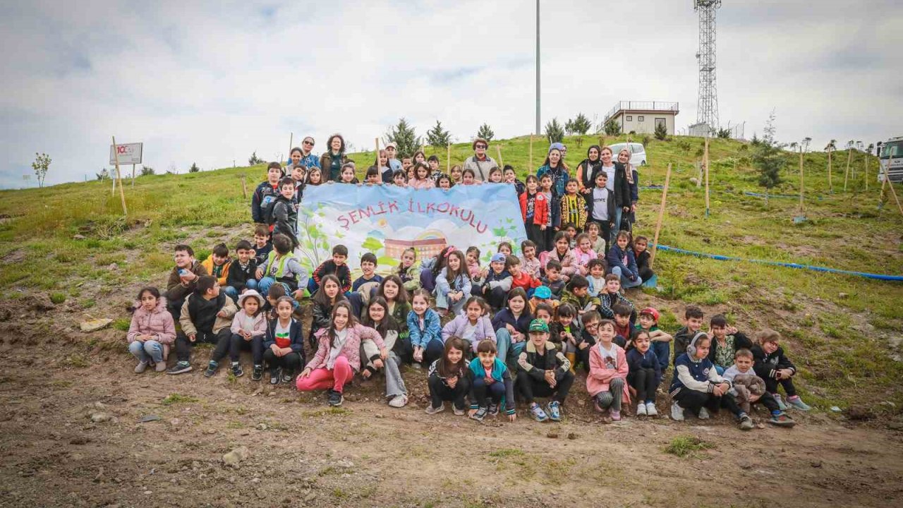 Minik eller fidanları toprakla buluşturdu