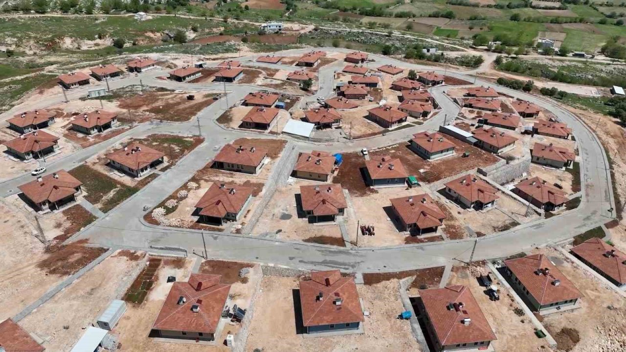 Bakan Kurum: "Adıyaman’ın Zey köyü kayalık zemin üzerine yeniden kuruldu"