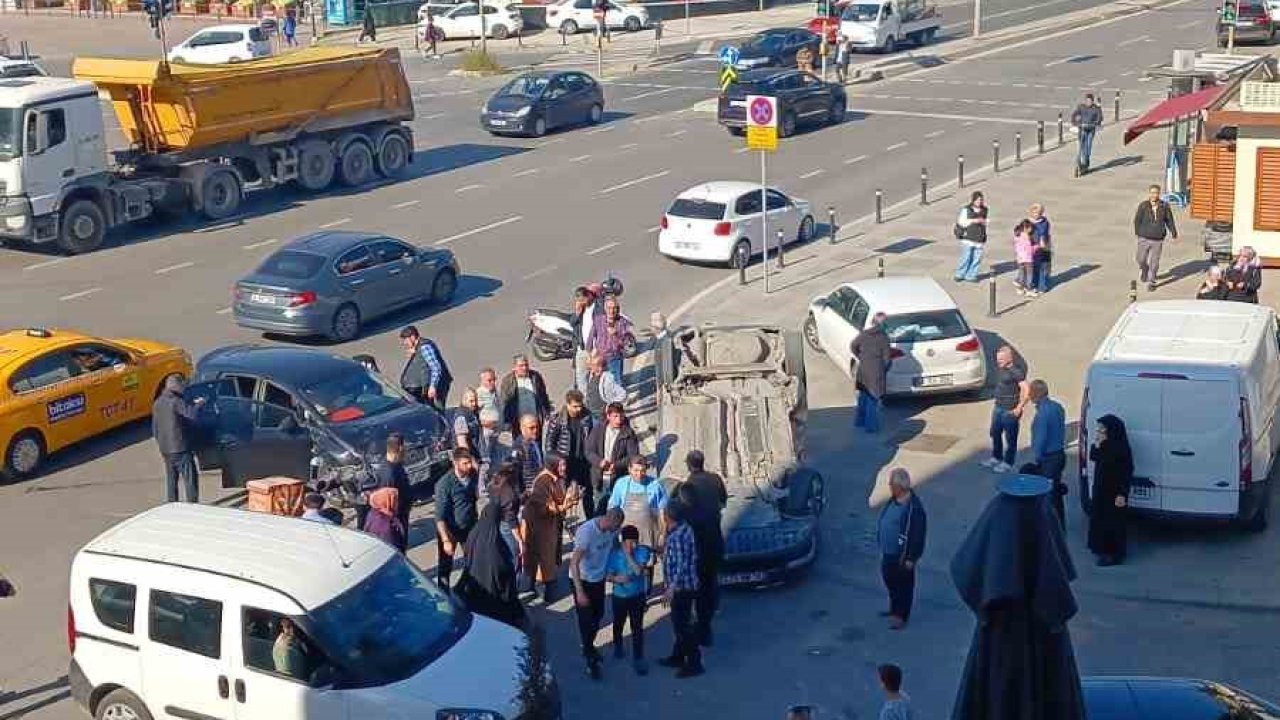 Pendik’te kırmızı ışık ihlali kaza getirdi: 5 yaralı