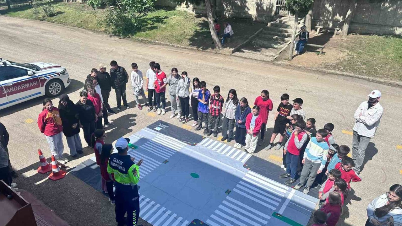 Karacabey’de Trafik Haftası kapsamında çocuklara eğitim verildi