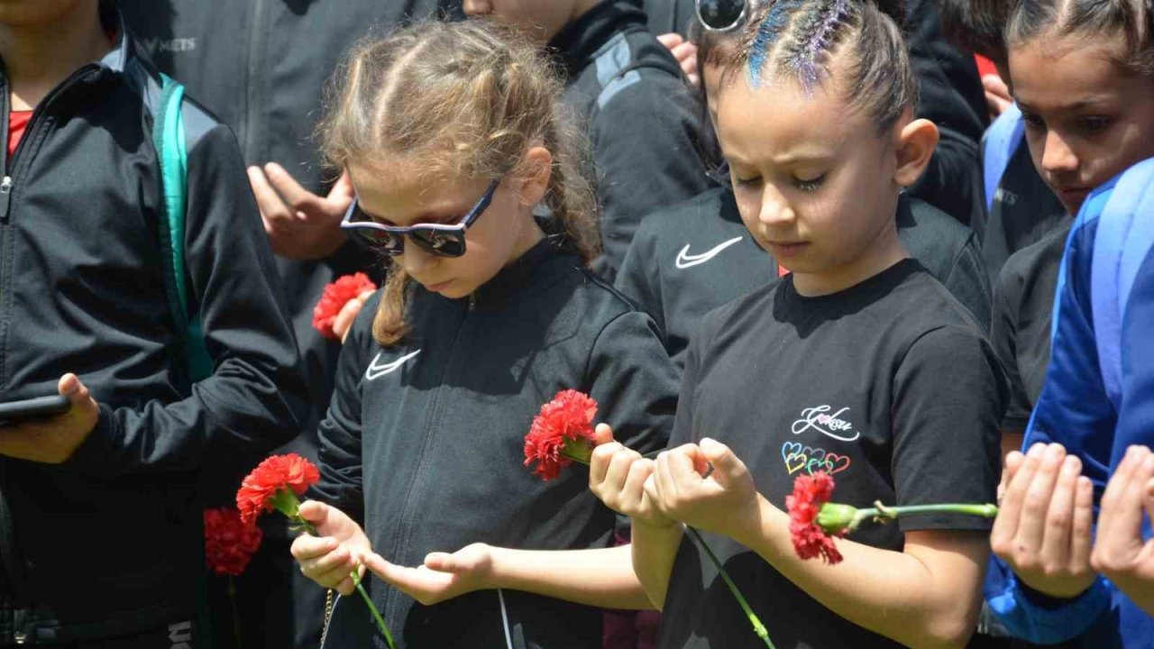 Efsane cimnastikçi Canbaş, karanfillerle anıldı