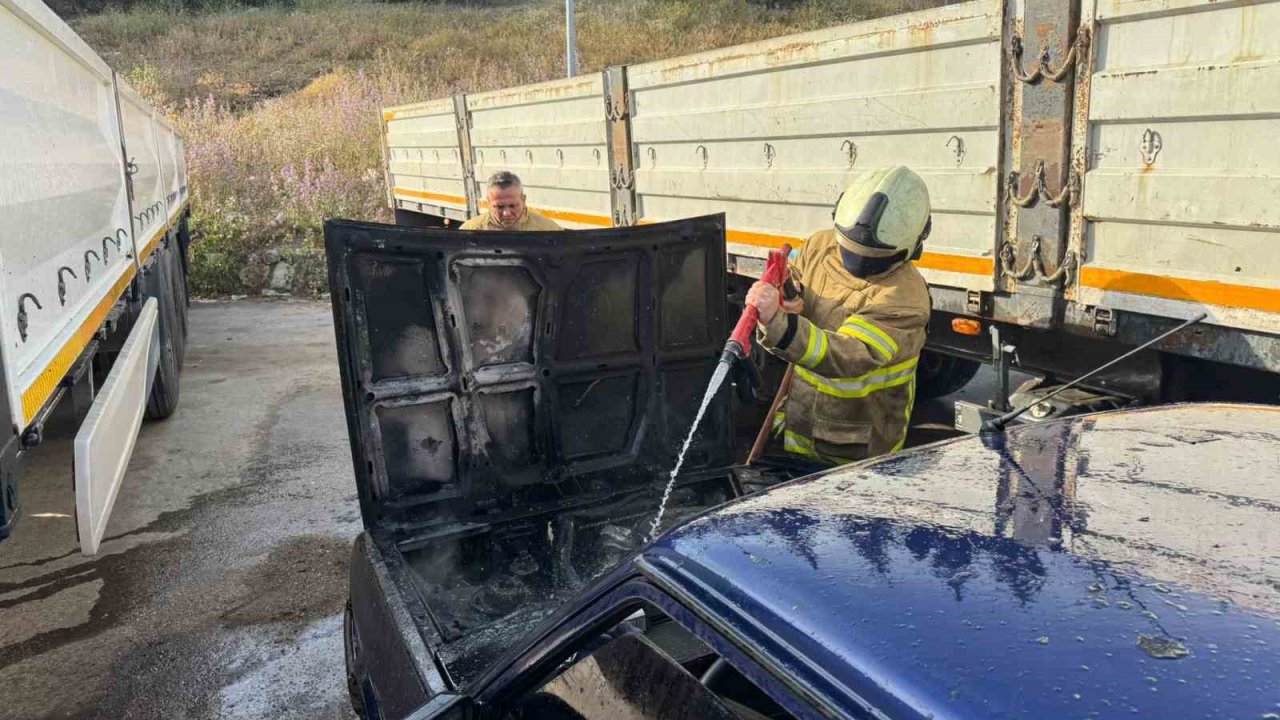 Erdek’te park halindeki otomobilde yangın paniği