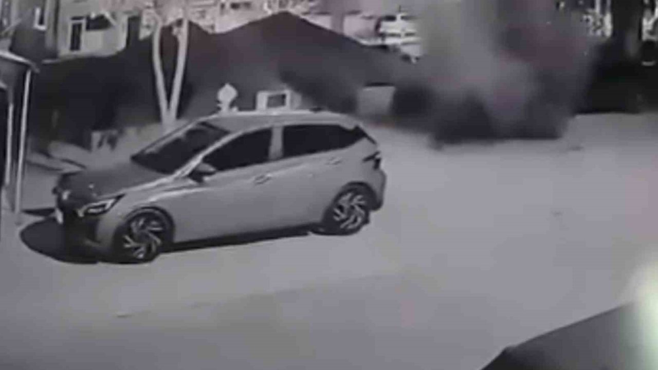 Tazyikli su asfaltı patlattı: İki araçta hasar oluştu