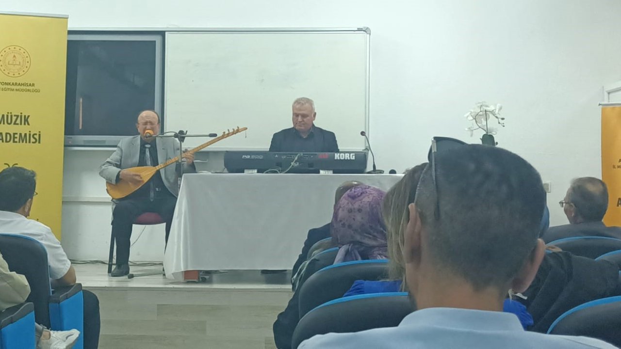 Afyonkarahisar’da Yerel Sanatçı Nevzat Altındağ öğretmenlerle buluştu