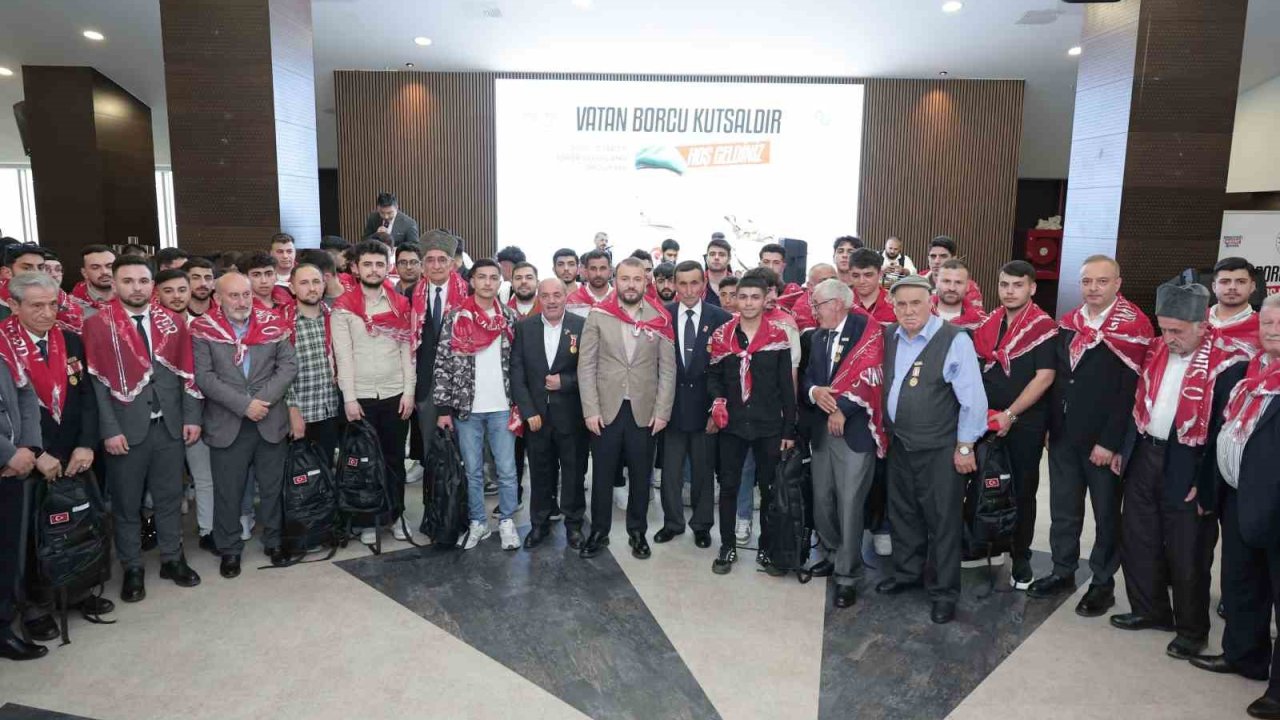 Arnavutköy’de askere gidecek gençlere kınalı uğurlama