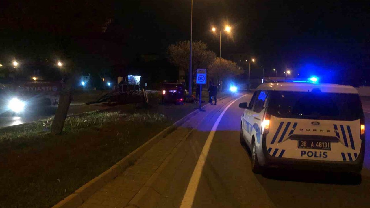Kayseri’de otomobil ağaçlara çarpıp ters döndü: 2 yaralı
