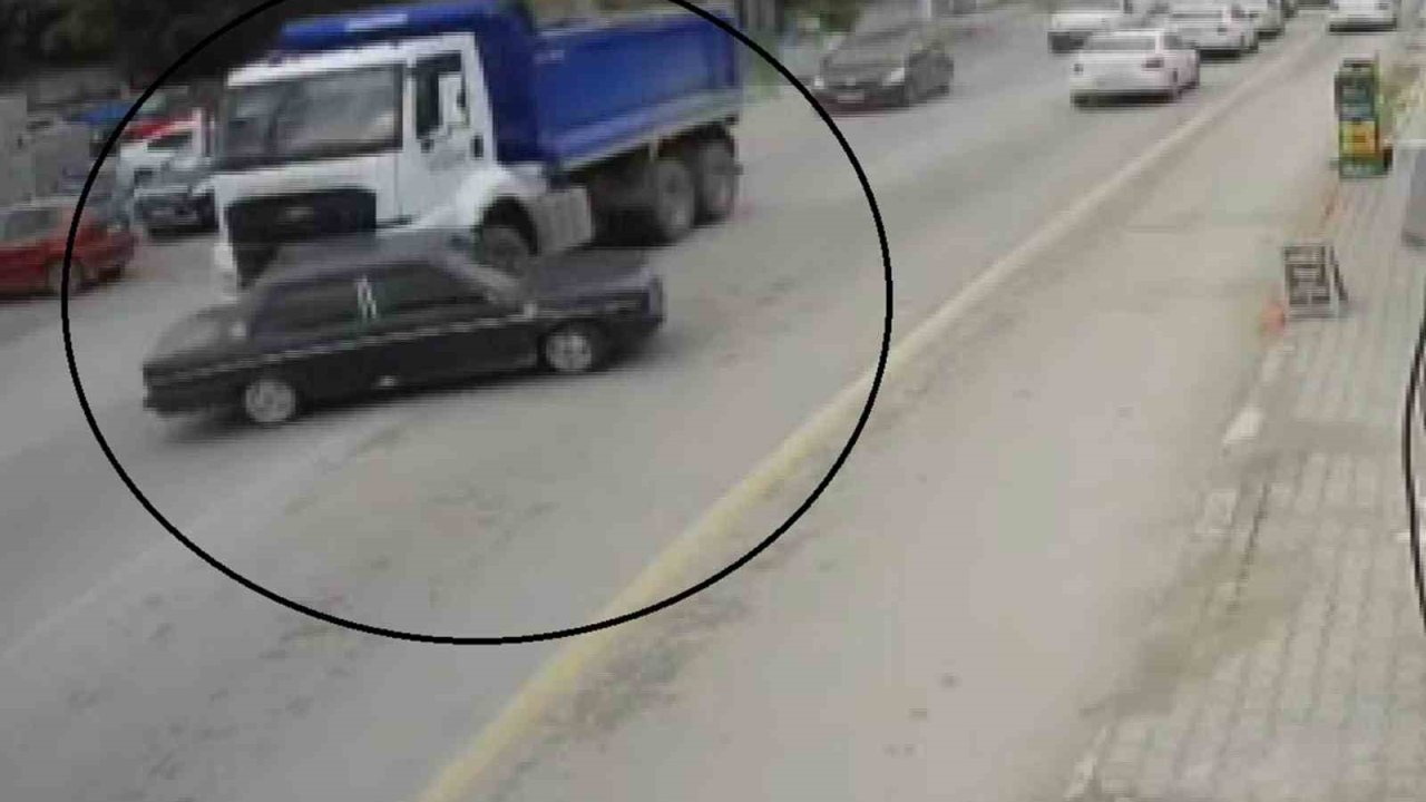 Hafriyat kamyonu, otomobili oyuncak araba gibi önüne aldı: O anlar kamerada