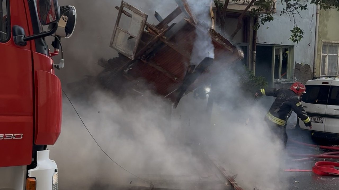 Kocaeli’de 2 ev alev alev yandı: Yanan ahşap ev duvarı 2 itfaiye erinin üzerine düştü