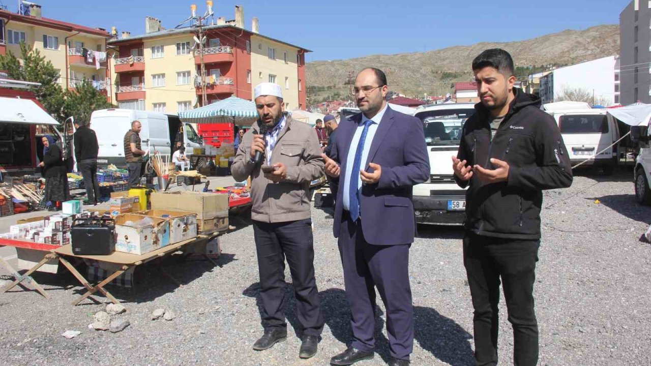 Sivas’ta semt pazarında her hafta alış-veriş dualarla başlıyor