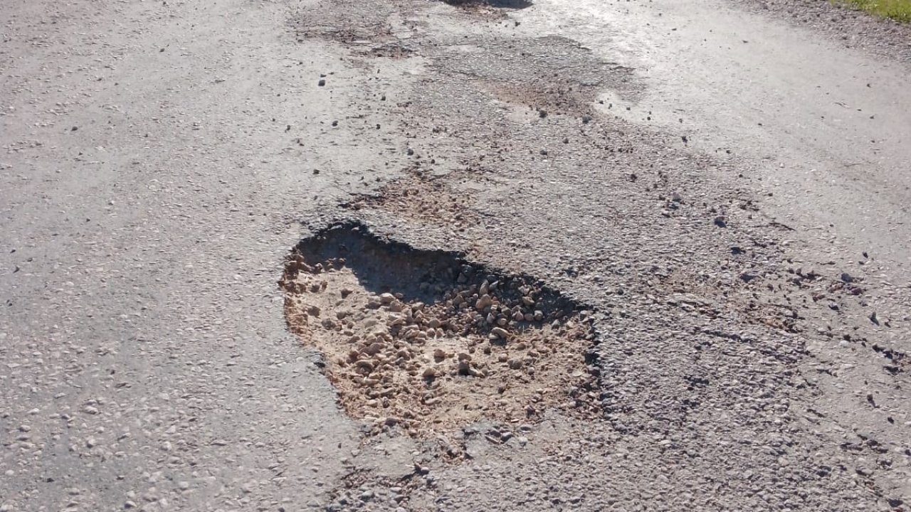 Gediz Dereköy yolu sürücülere çile oldu