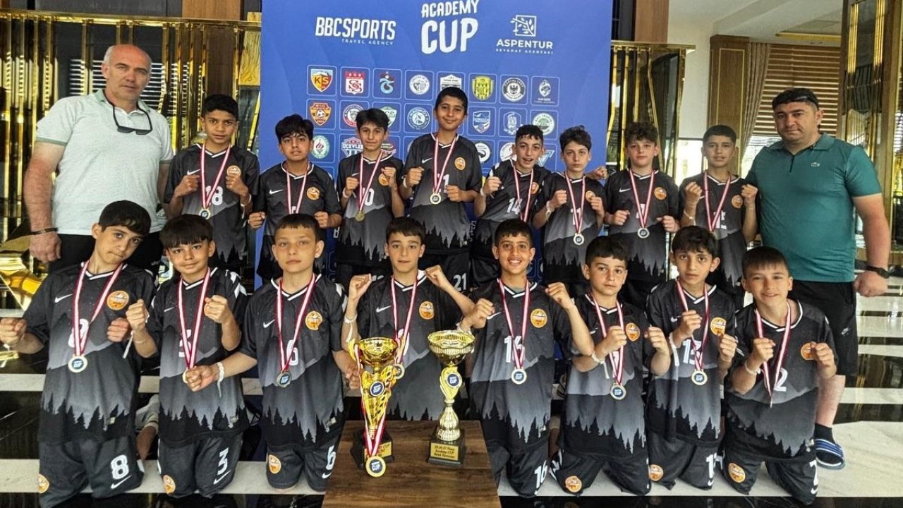 Yıldızkent Spor çifte kupa ile döndü