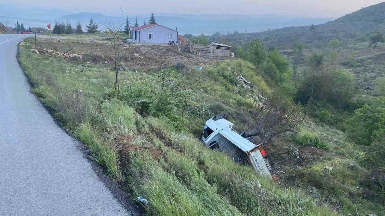 Kontrolden çıkan kamyonet şarampole yuvarlandı sürücüsü yaralandı