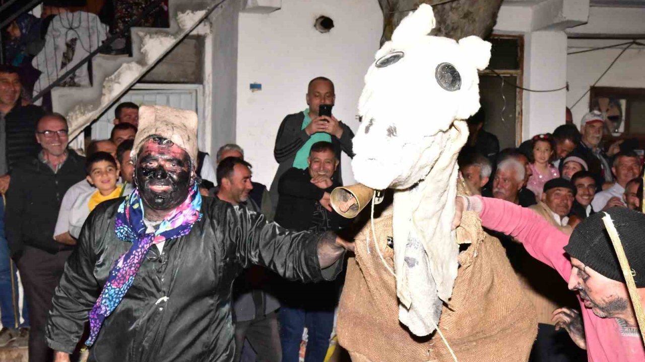 Asırlık ’deve oyunu’ Sındırgı’da canlandırıldı