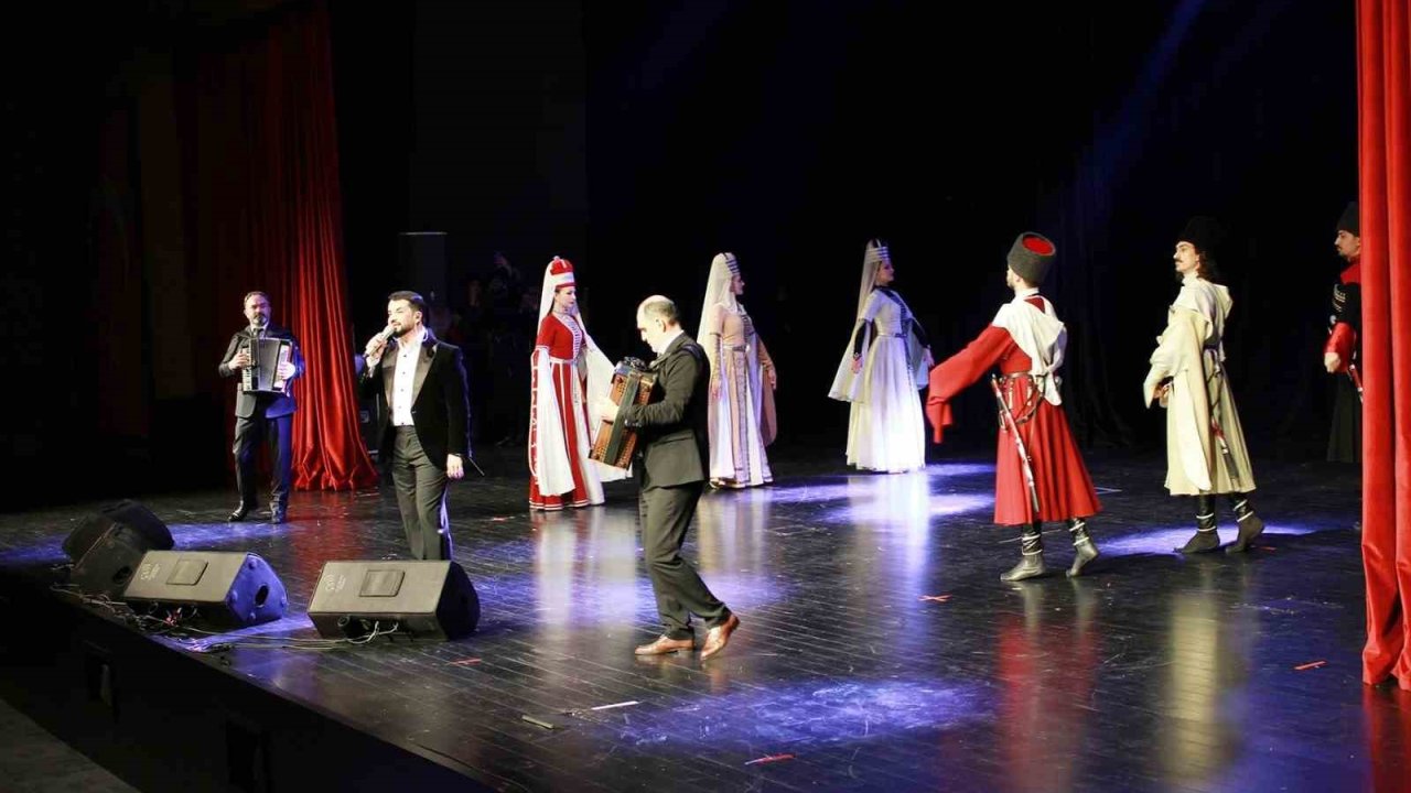 Mersin’de Çerkes müziği ve dansı rüzgarı esti