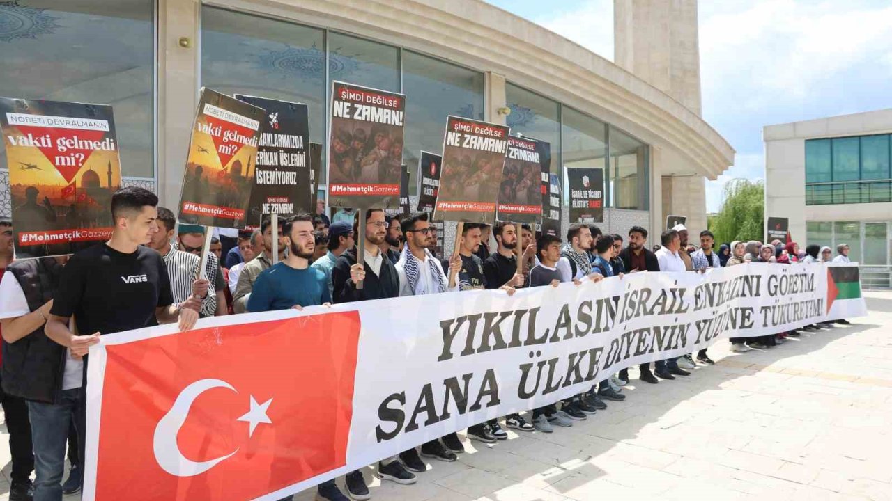 Elazığ’da üniversite öğrencileri Gazze için yürüdü