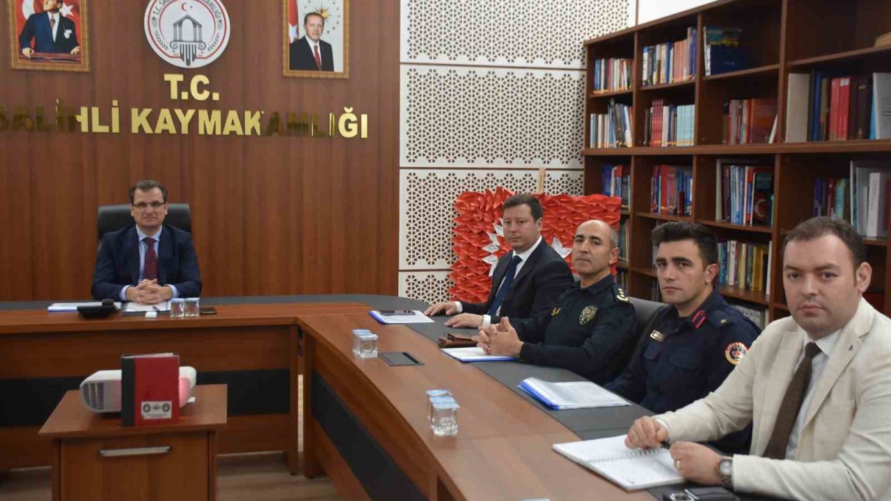 Salihli’de metruk binaların yıkılmasına yönelik toplantı yapıldı