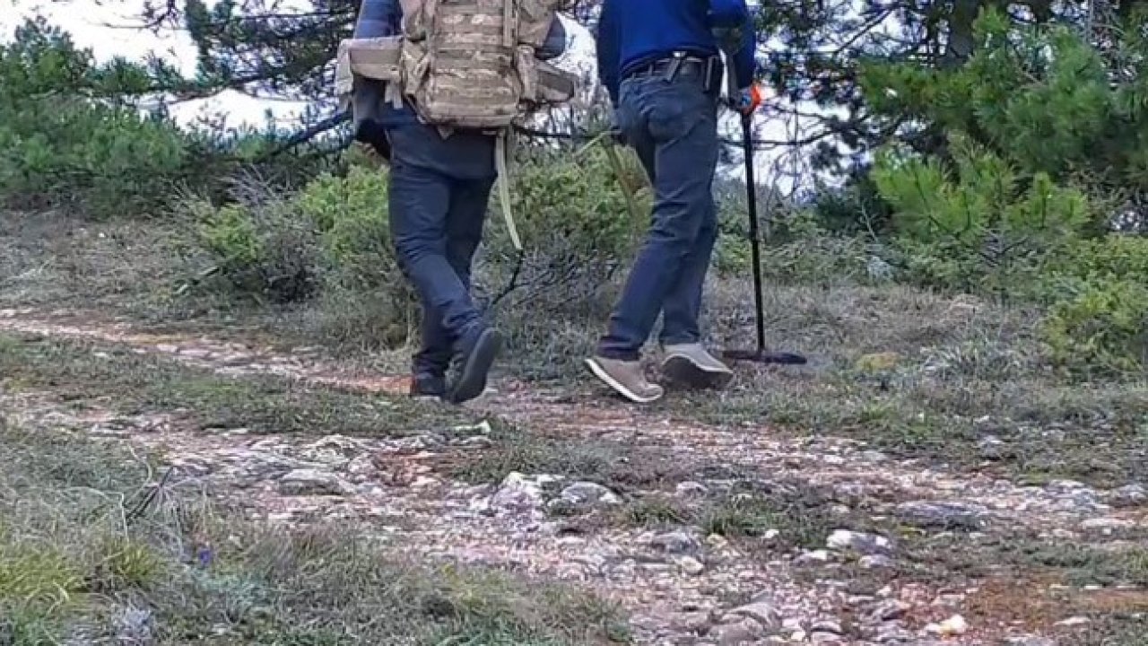 Dedektörle define arayan 2 kişi fotokapana yansıdı