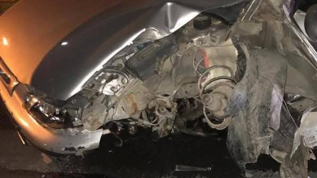 Ankara’da kontrolden çıkan araç elektrik direğine çarptı: 1 yaralı