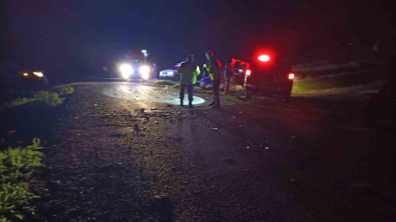 Kars’ta 2 hafif ticari araç çarpıştı: 1 ölü, 4 yaralı