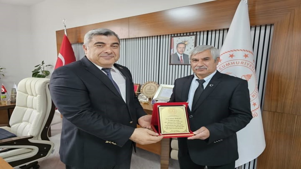 Müdür Sünnetci’den emekli eğitimciye anlamlı plaket