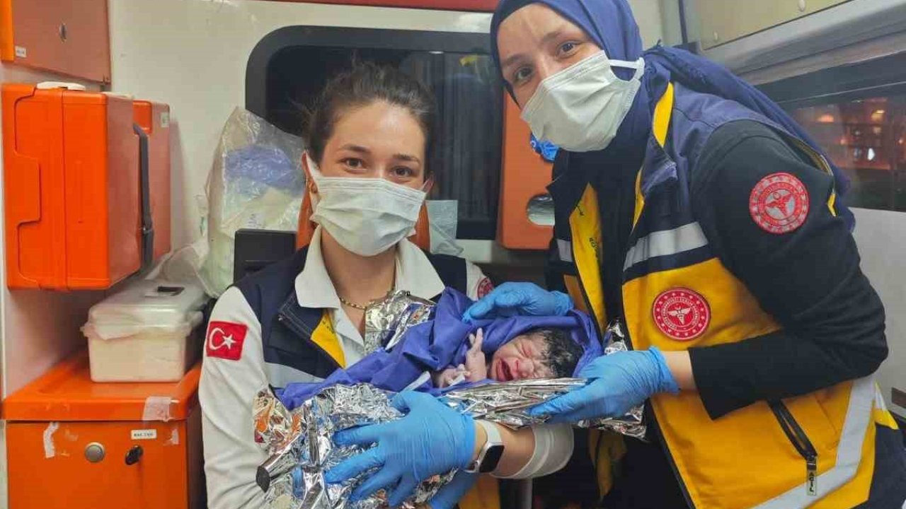 Dünyaya gözlerini ambulansta açtı