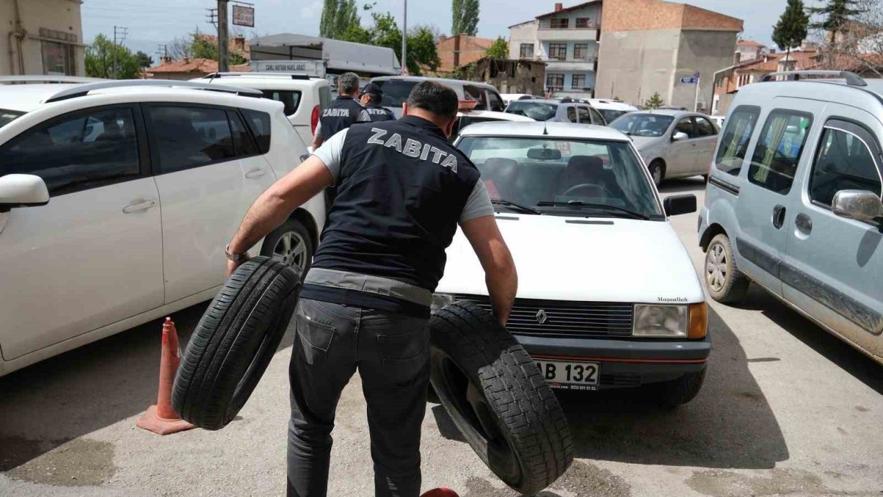 Çorum’da otopark etrafındaki araç park engellerine müdahale
